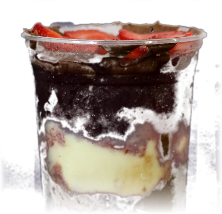 Copo de açaí Gula com camadas de creme, açaí e morango